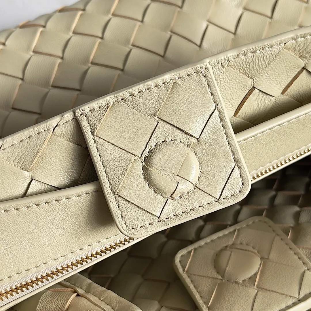 The 2023 new Andiamo batch of 1860 BV has been shipped‼ ️Really popular🔥The new Andiamo woven handbag launched by Bottega Veneta this season is really popular all over the world! ! Celebrities at home and abroad have worn it, and Oscar-winning actress Michelle Yeoh has taken it out on the street. Song Jia, Trai Yara, Yu Feihong, Sanji Ayaka, Rosie Hunting-Whiteley, Yoshioka Riho, etc. have all picked up this bag. It is classic and versatile, showing off its temperament, and the bag capacity is also large, which is very convenient for daily commuting! ! A variety of carrying methods, the shoulder straps can be adjusted by yourself, the original lambskin feels soft and delicate, and the neutral style is made to break gender boundaries and bring a more practical and longer-lasting use experience. Andiamo, which has both elegant and casual styles, perfectly interprets the true appearance of "fashionable old money style". Style number: 743568 Size: 25*22*10.5cm